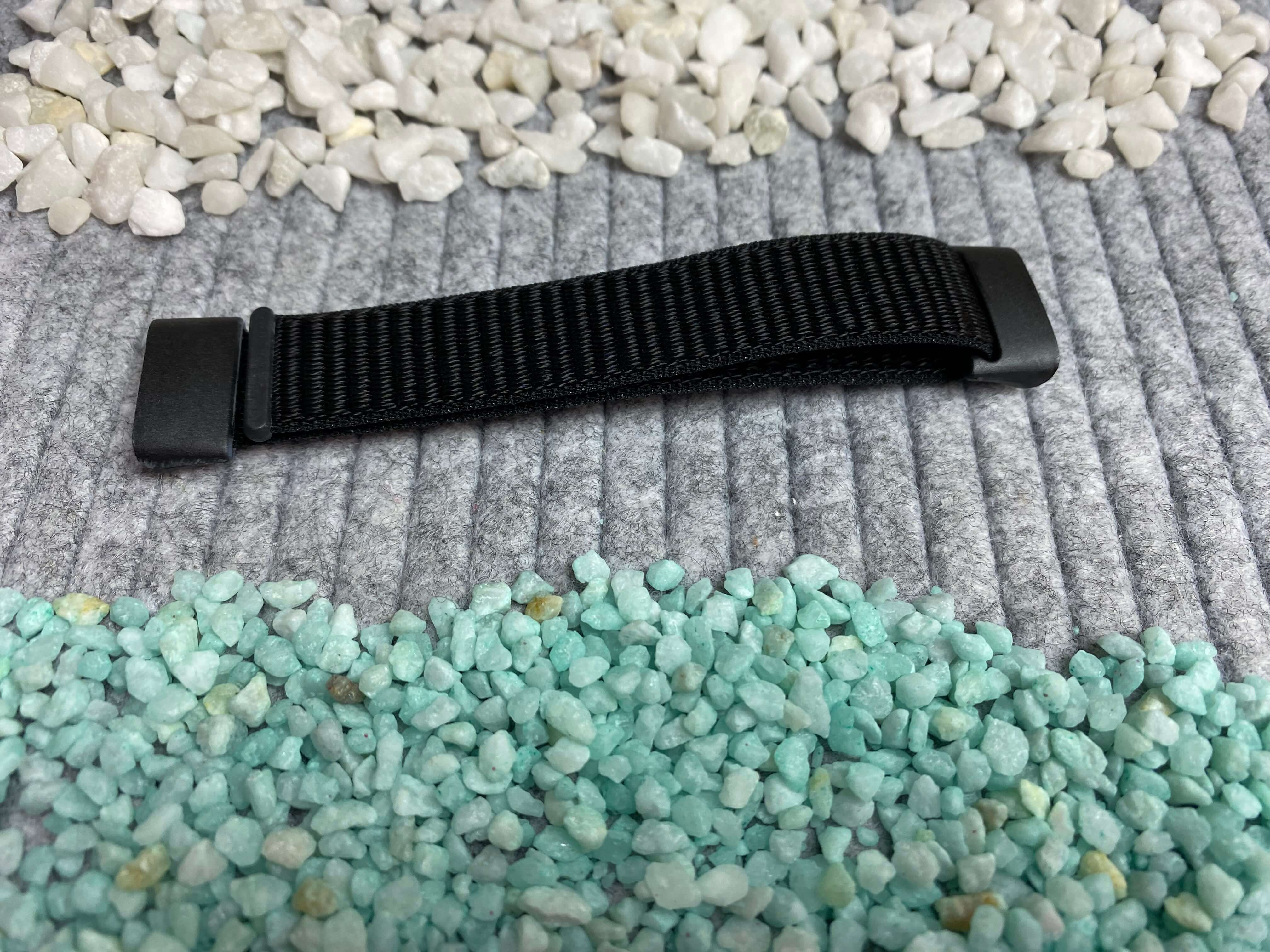 55010-07-darkblack-2 Nylonloop für Fitbit Charge 5