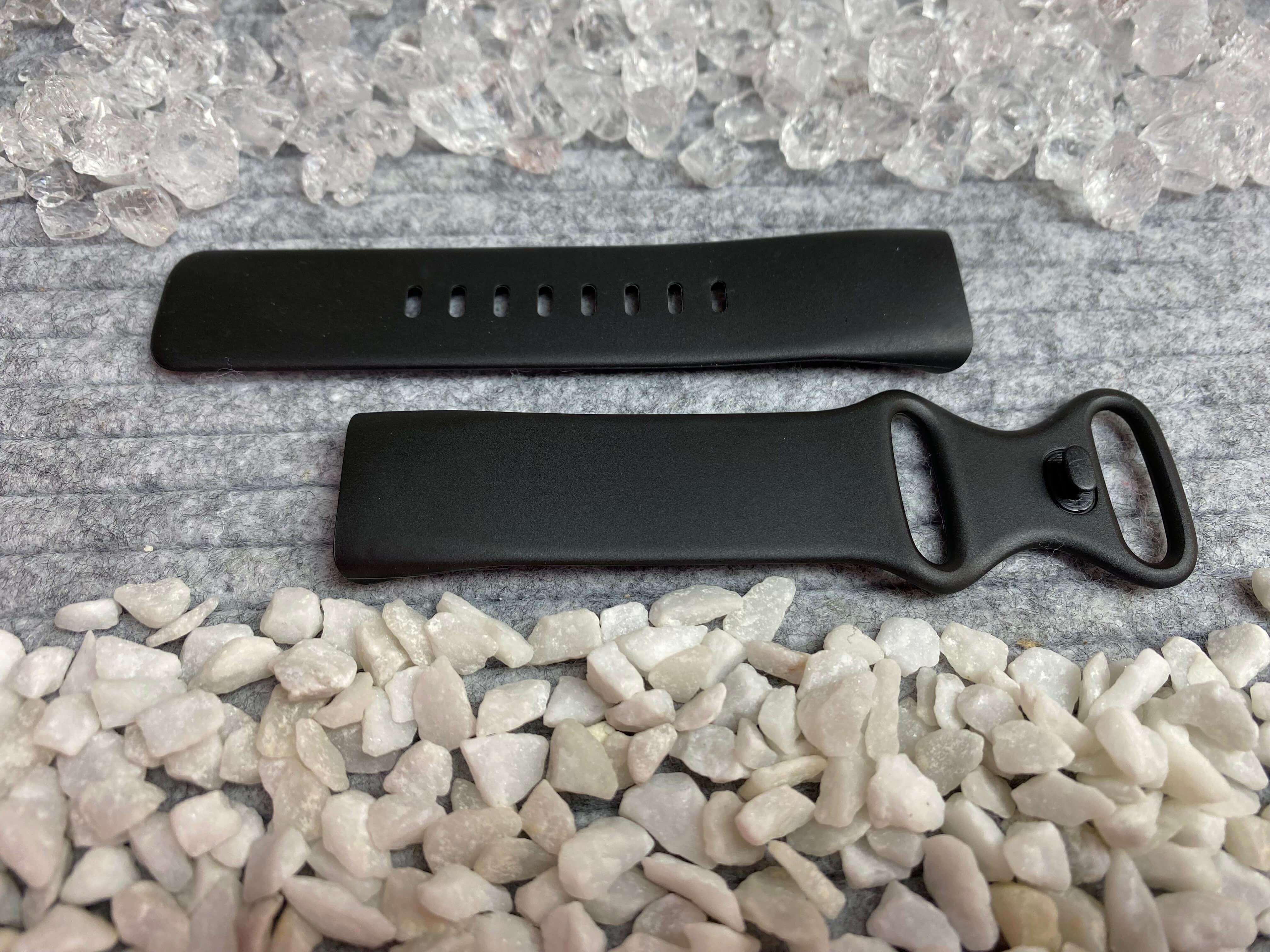55009-01-schwarz-2 Silikonband für Fitbit Charge 5